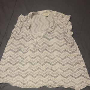 Universal Threads Lightweight White Chevron Print V-Neck Women's Top